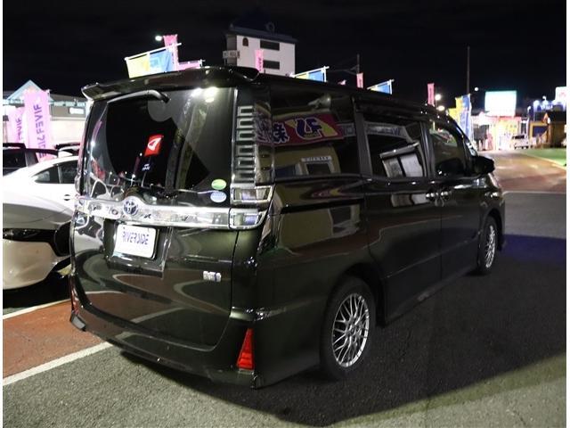 ヴォクシー ハイブリッドＺＳ　煌ＩＩＩ　ワンオーナー　アルパイン１１型ツインナビ　Ｂカメラ　ＥＴＣ　シグネチャーイルミ　純正デジタルインナーミラー　革調シートカバー　両側電動　シートヒーター　１６ＡＷ　セーフティセンス　クリソナ（6枚目）