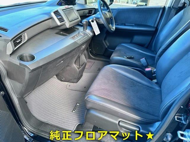 フリード Ｇ　ジャストセレクション　禁煙車５０，６８９ｋｍワンオーナースマートキー２個パワスライージークローザーＨＩＤライト純正ＧａｔｈｅｒｓナビＢカメラワンセグＢＴオーディオＤＶＤビルトインＥＴＣハーフレザーシート純正バイザーＰガラス（7枚目）