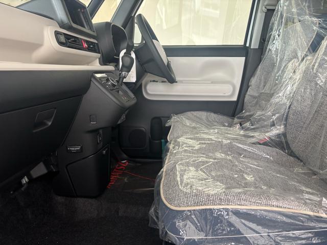 ムーヴキャンバス ストライプスＧ　衝突被害軽減システム　誤発進抑制装置　スマートキー　ＬＥＤランプ　ＬＥＤフォグランプ　オートブレーキホールド　電動パーキングブレーキ　運転席助手席シートヒータ　両側電動スライドドア　ホットカップホルダ（26枚目）