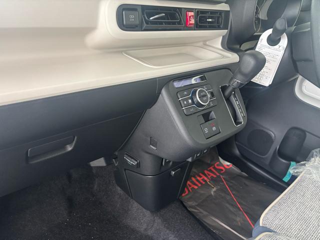 ムーヴキャンバス ストライプスＧ　衝突被害軽減システム　誤発進抑制装置　スマートキー　ＬＥＤランプ　ＬＥＤフォグランプ　オートブレーキホールド　電動パーキングブレーキ　運転席助手席シートヒータ　両側電動スライドドア　ホットカップホルダ（28枚目）