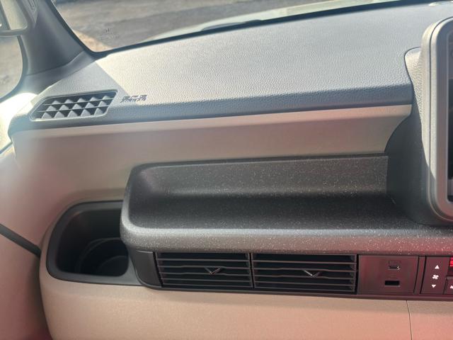 N-BOXジョイ ベースグレード 衝突被害軽減システム 誤発進抑制装置 スマートキー LEDランプ USB電源ソケットタイプC 電動パーキングブレーキ オートブレーキホールド 両側電動スライドドア ピタ駐車ミラー ホイールキャップ(43枚目)