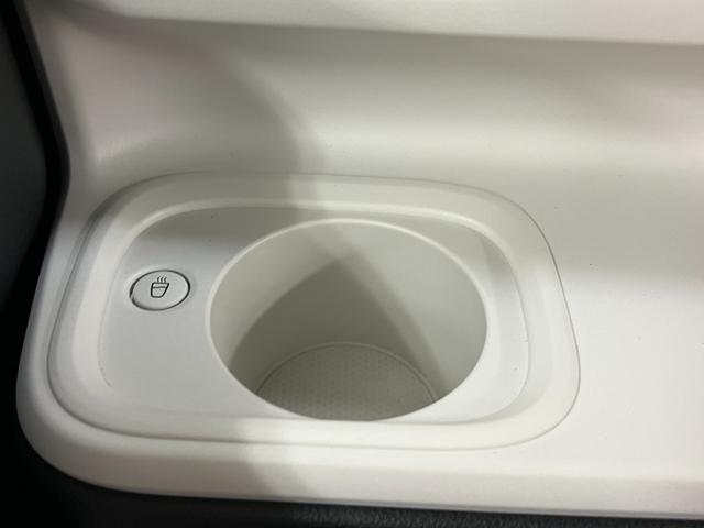 ムーヴキャンバス ストライプスＧ　衝突被害軽減システム　誤発進抑制装置　スマートキー　ＬＥＤランプ　ＬＥＤフォグランプ　オートブレーキホールド　電動パーキングブレーキ　運転席助手席シートヒータ　両側電動スライドドア　ホットカップホルダ（59枚目）