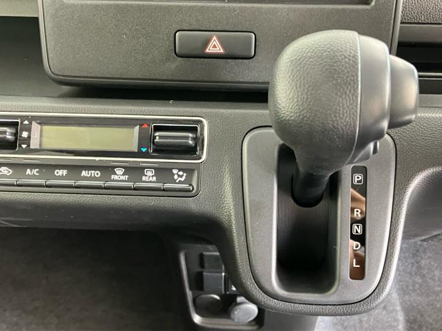 ワゴンＲ ＦＸ　衝突被害軽減システム　誤発進抑制装置　スマートキー　ハロゲンランプ　電動格納ミラー　運転席シートヒーター　オートエアコン　オートライト　助手席下収納ＢＯＸ　後部座席傘ホルダー　ホイールキャップ（27枚目）