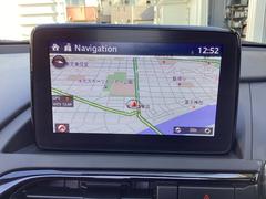 メーカー純正装着のマツダコネクトはスマートフォンとのＢｌｕｅｔｏｏｔｈ接続によってインターネットラジオの視聴、ハンズフリー通話、ナビゲーションなどの機能を搭載しています。 4
