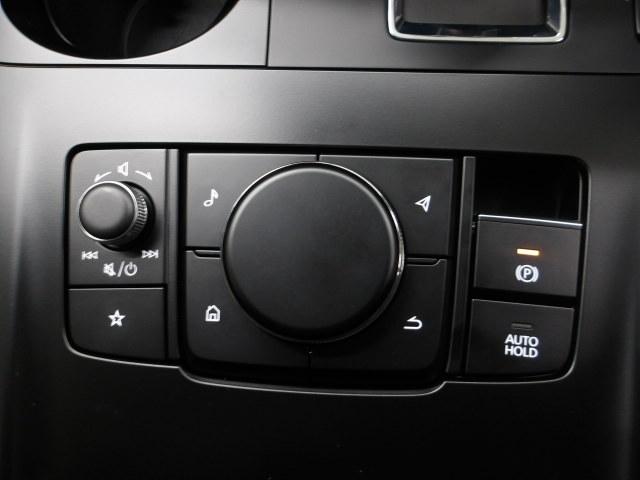 �R�}���_�[�R���g���[���[�͘r�����R�ɉ������ʒu�ɐݒu����Ă���A�茳�����Ȃ��Ă����삪�ł���D����́I