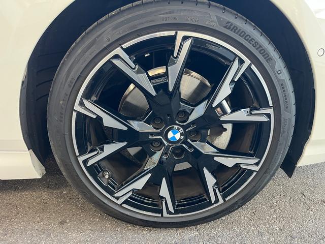 通信モジュールを利用した最先端サービス。それが、ＢＭＷコネクテッド・ドライブです。多彩なサービスとアプリケーションを利用することで、必要な情報や大切な人たちとシームレスにつながることができます。