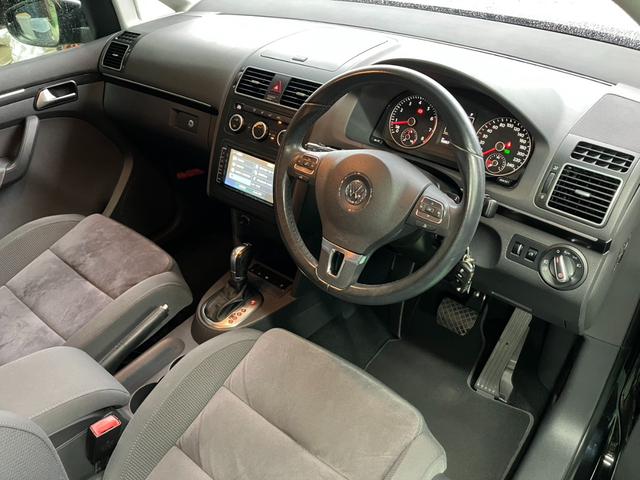 ゴルフトゥーラン ＴＳＩ　ハイライン　ＨＩＤ／オートライト／アルミホイール／ＳＤナビ／ＴＶ／ＥＴＣ２．０／バックカメラ／デュアルエアコン／ソナー／クルーズコントロール／パークアシスト／ハーフレザーシート／ＵＳＢ（2枚目）