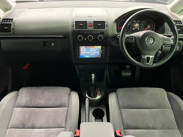 ゴルフトゥーラン ＴＳＩ　ハイライン　ＨＩＤ／オートライト／アルミホイール／ＳＤナビ／ＴＶ／ＥＴＣ２．０／バックカメラ／デュアルエアコン／ソナー／クルーズコントロール／パークアシスト／ハーフレザーシート／ＵＳＢ（3枚目）