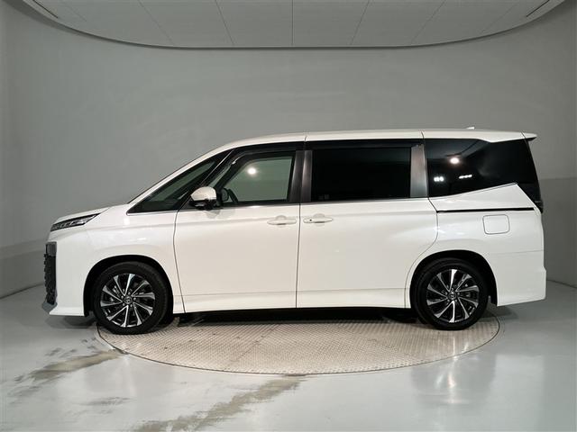 ヴォクシー ハイブリッドＳ－Ｚ　パワーウィンドウ　ＤＶＤ再生機能　インテリキー　横滑防止装置　地デジＴＶ　アクティブクルーズコントロール　１オナ　フルオートエアコン　リアカメラ　エアバッグ　ＡＢＳ　１００Ｖ充電　ナビＴＶ　ＷＡＣ（2枚目）