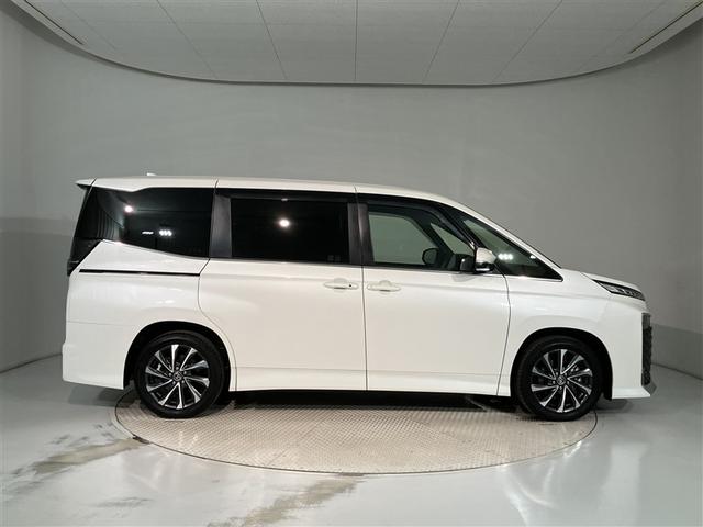 ヴォクシー ハイブリッドＳ－Ｚ　パワーウィンドウ　ＤＶＤ再生機能　インテリキー　横滑防止装置　地デジＴＶ　アクティブクルーズコントロール　１オナ　フルオートエアコン　リアカメラ　エアバッグ　ＡＢＳ　１００Ｖ充電　ナビＴＶ　ＷＡＣ（3枚目）