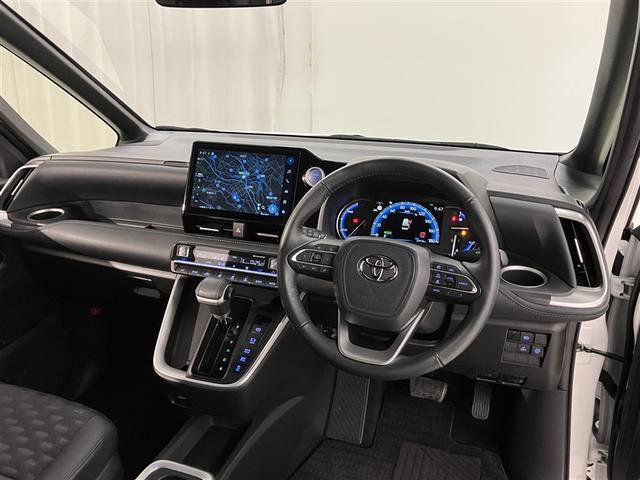 ヴォクシー ハイブリッドＳ－Ｚ　パワーウィンドウ　ＤＶＤ再生機能　インテリキー　横滑防止装置　地デジＴＶ　アクティブクルーズコントロール　１オナ　フルオートエアコン　リアカメラ　エアバッグ　ＡＢＳ　１００Ｖ充電　ナビＴＶ　ＷＡＣ（5枚目）