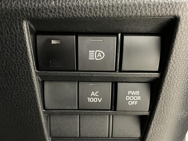 ヴォクシー ハイブリッドＳ－Ｚ　パワーウィンドウ　ＤＶＤ再生機能　インテリキー　横滑防止装置　地デジＴＶ　アクティブクルーズコントロール　１オナ　フルオートエアコン　リアカメラ　エアバッグ　ＡＢＳ　１００Ｖ充電　ナビＴＶ　ＷＡＣ（17枚目）