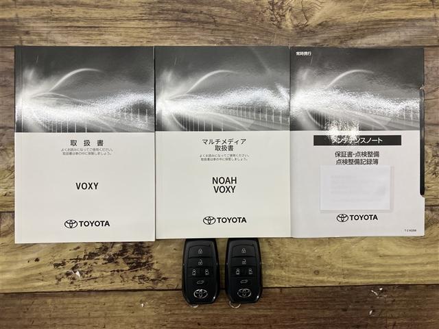 ヴォクシー ハイブリッドＳ－Ｚ　パワーウィンドウ　ＤＶＤ再生機能　インテリキー　横滑防止装置　地デジＴＶ　アクティブクルーズコントロール　１オナ　フルオートエアコン　リアカメラ　エアバッグ　ＡＢＳ　１００Ｖ充電　ナビＴＶ　ＷＡＣ（20枚目）