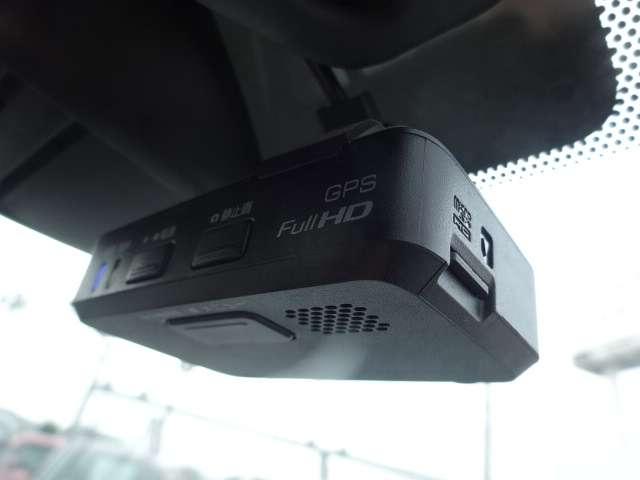 ノート １．２　ｅ－ＰＯＷＥＲ　メダリスト　純正エアロ　スマートミラー　車検　被害軽減ブレーキ　ＴＶナビ　ドライブレコーダ　バックモニター　インテリキー　盗難防止装置　ＬＥＤランプ　車線逸脱警報システム　ワンオーナー　キーフリー　アルミホイール　オートエアコン　記録簿　ＡＢＳ（8枚目）