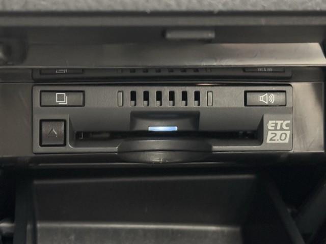 カムリ ＷＳ　盗難防止システム　サイドエアバッグ　パワステ　Ｐシート　クルーズコントロール　ＬＥＤヘッドライト　ナビ　ＤＶＤ　ＡＵＸ　メモリ－ナビ　スマートキー　キーフリー　ＥＴＣ　アルミ　ドライブレコーダー（8枚目）