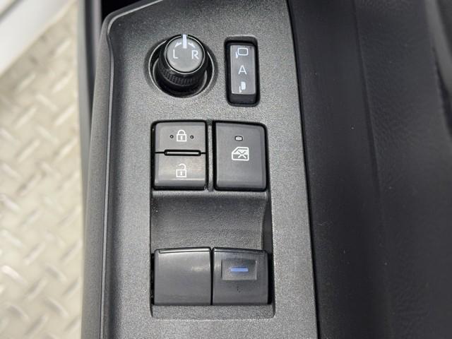 アクア B AC100V エアコン 前席パワーウィンドウ ESC オートクルーズコントロール LEDライト エアバッグ メモリーナビ パワステ ナビ アイドリングストップ 記録簿 ミュージックプレイヤー接続可(10枚目)