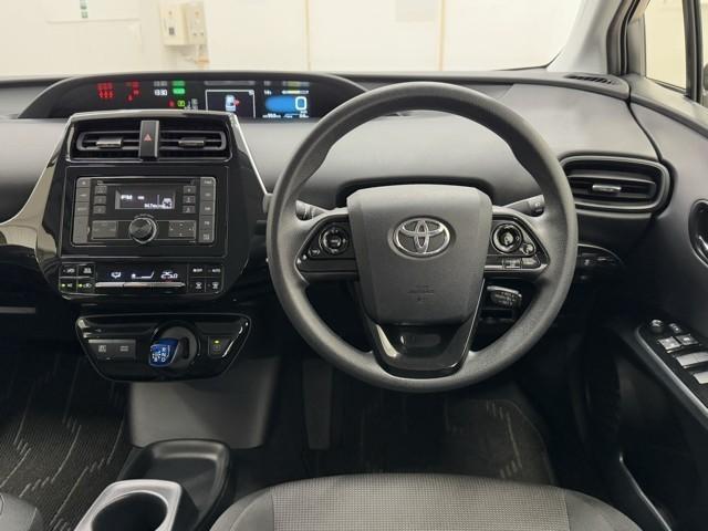 プリウス E パワーウインドウ キーレス スマートK 盗難防止システム ダブルエアバック パワーステアリング オートエアコン ABS エアバック LEDヘッドランプ クルーズコントロール アルミホイール(4枚目)