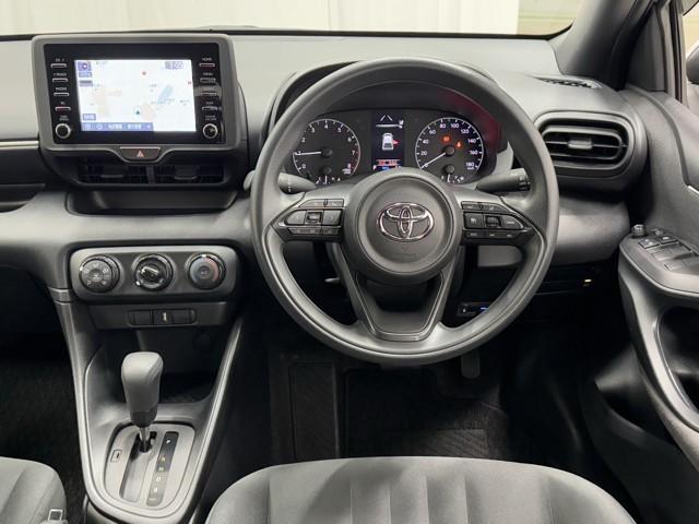 ヤリス X 被害軽減ブレーキ Bカメラ ドラレコ付 キーレスエントリー スマートキー&プッシュスタート 点検記録簿 ミュージックプレイヤー接続可 クルーズコントロール ETC車載器 ESC サイドエアバッグ ナビ(4枚目)