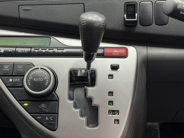 アイシス プラタナ Bカメ プッシュスタートスマートキー パワーウインドウ HDDナビ キーレスエントリー ダブルエアバッグ ナビ ワンオーナー車 オートエアコン 3列シート イモビライザー ETC パワステ ABS(10枚目)