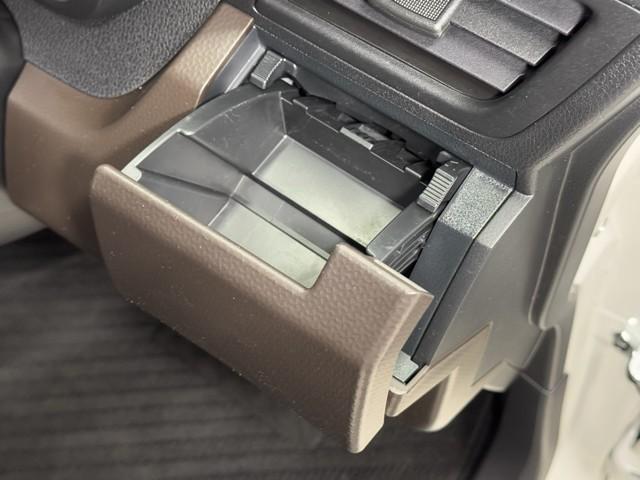 ルーミー Ｘ　左オートスライド　ＡＣ　ＶＳＣ　点検記録簿　地上デジタル　ＰＷ　ＷエアＢ　イモビライザー　パワーステアリング　エアバッグ　バックモニター　フルフラット　アイドルストップ　メディアプレイヤー接続　ＡＢＳ（11枚目）