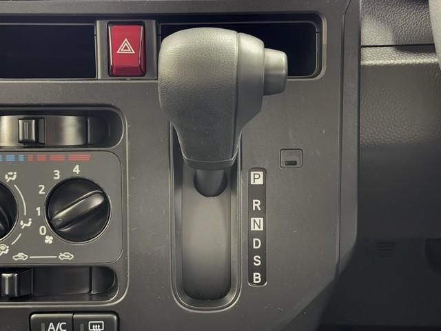 ルーミー Ｘ　左オートスライド　ＡＣ　ＶＳＣ　点検記録簿　地上デジタル　ＰＷ　ＷエアＢ　イモビライザー　パワーステアリング　エアバッグ　バックモニター　フルフラット　アイドルストップ　メディアプレイヤー接続　ＡＢＳ（12枚目）