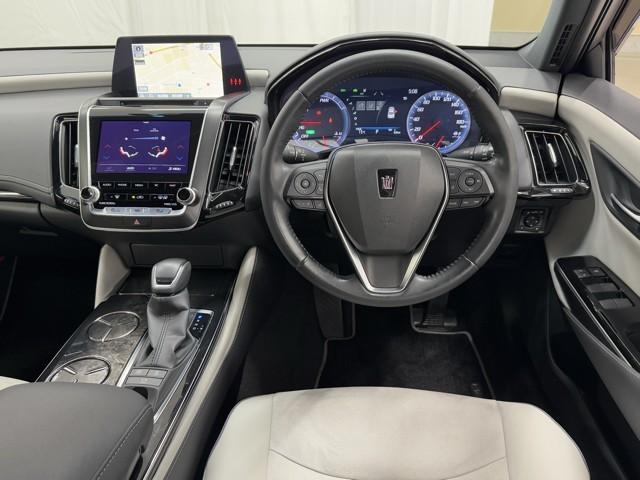 クラウンハイブリッド Ｓ　エレガンススタイルＩＩ　イモビライザー　バックモニター　ナビ＆ＴＶ　アルミホイール　オートクルーズコントロール　ＡＣ１００Ｖ　スマートキー　フルセグ　キーレス　ＥＴＣ　ドラレコ　メモリーナビ　ＤＶＤ再生　横滑り防止装置（4枚目）