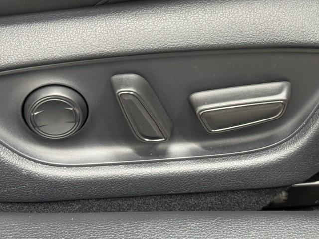 クラウンハイブリッド Ｓ　バックガイドモニター　メモリーナビゲーション　地デジＴＶ　ＥＴＣ車載器　電動シート　ＬＥＤヘッド　記録簿　イモビライザー　ドラレコ　アイドリングストップ　メディアプレイヤー接続　横滑り防止装置（15枚目）