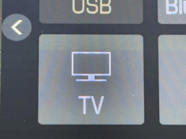 ＴＶが見れるチューナーを装備しています。　新しい車でも付いていないことで、ＴＶが見れない事も多々あるので要チェックです。