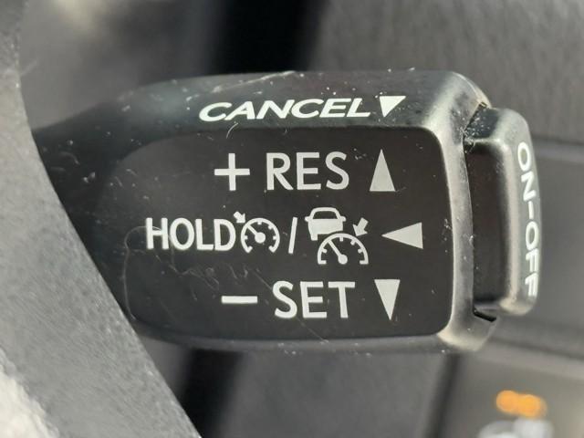 高速道路で便利なクルーズコントロール機能が付いていますよ。　速度を設定するとアクセルを踏まなくても一定の速度で走ることができるので足を休ませる事ができますね。