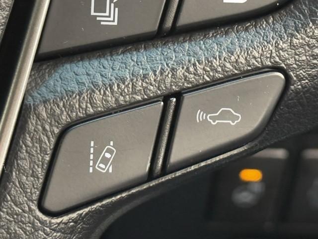 レーダークルーズコントロールです。　前の車との距離をレーダーで測り一定の車間距離に保ってくれますよ。詳細はスタッフまで。