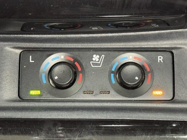 快適装備のシートヒーター付き。　エアコンって前面しか当たらずに背中は冷え冷えなんて事もありますよね。　快適に調整できますよ。