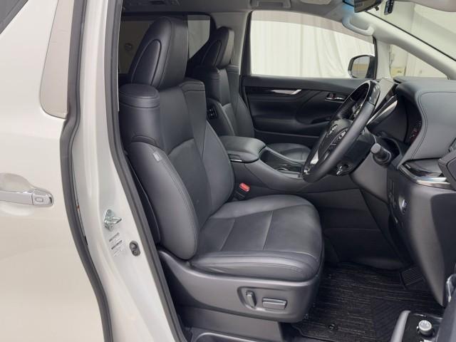 シンプルながら座り心地の良いシートです。　ホールド感も良いので長いドライビングでも疲れにくいんです。