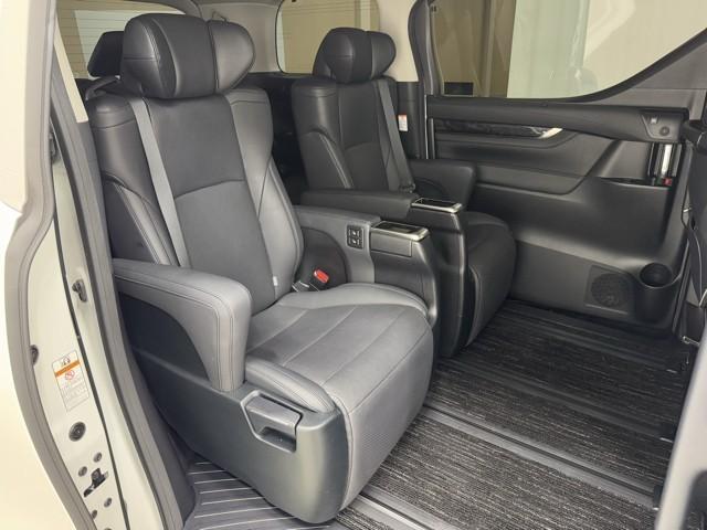 足元広々で、ゆったりとした後席ですね。　後席でノビノビ、リラックス快適な空間でドライブはいかがですか。