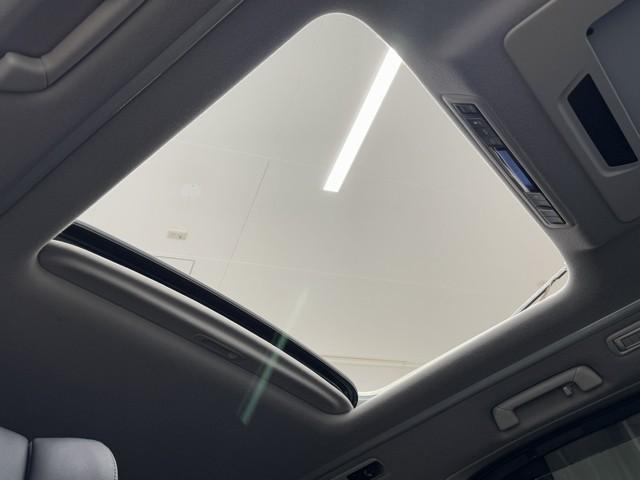 明るさが室内に溢れるムーンルーフですね。　暗い車内でも外の天候関係なく明るい光を取り入れることが出来ますね。　気持ちよくドライビングできますよ。