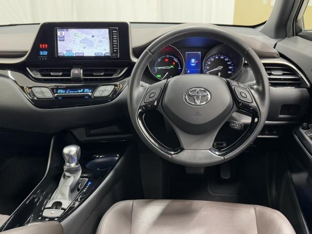 Ｃ－ＨＲ Ｇ　ハーフ革　ＴＳＳ　ワンオナ　アイドルストップ　定期点検記録簿　ＬＥＤヘッド　バックモニタ　イモビライザー　ナビ＆ＴＶ　ＥＴＣ付　キーフリーシステム　スマキー　横滑り防止機能　クルーズＣ　ワンセグＴＶ（4枚目）