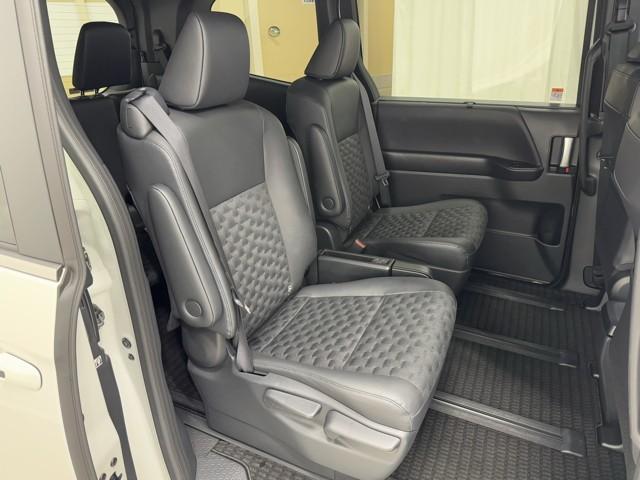 ヴォクシー ハイブリッドS-Z パワーウィンドウ DVD再生機能 インテリキー 横滑防止装置 地デジTV アクティブクルーズコントロール フルオートエアコン リアカメラ エアバッグ ABS 100V充電 ナビTV WAC キーレス(16枚目)