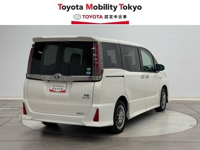 ノア ハイブリッドＳｉ　ダブルバイビー　ＬＥＤヘッドライト　クルコン　横滑り防止装置　メンテナンスノート　盗難防止システム　エアバッグ　アルミ　メモリ－ナビ　スマキー　Ｗエアコン　ＡＢＳ　ナビ＆ＴＶ　デュアルエアバッグ　ＥＴＣ　ＤＶＤ（2枚目）