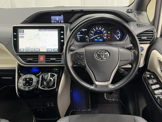 ノア ハイブリッドＳｉ　ダブルバイビー　ＬＥＤヘッドライト　クルコン　横滑り防止装置　メンテナンスノート　盗難防止システム　エアバッグ　アルミ　メモリ－ナビ　スマキー　Ｗエアコン　ＡＢＳ　ナビ＆ＴＶ　デュアルエアバッグ　ＥＴＣ　ＤＶＤ（4枚目）