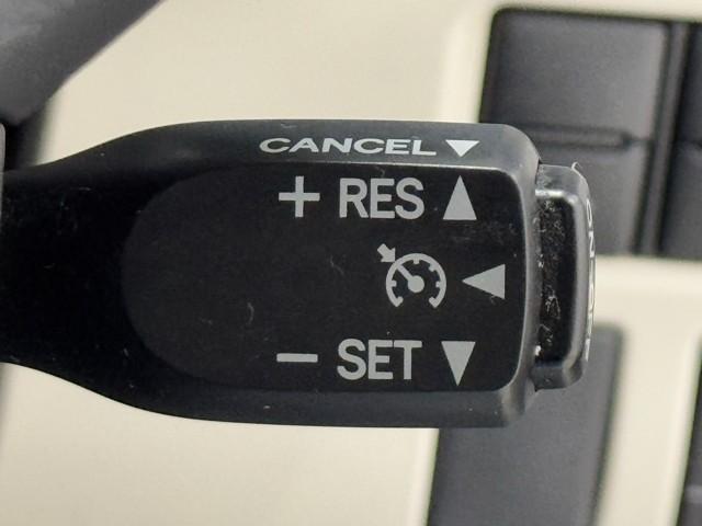 ノア ハイブリッドＳｉ　ダブルバイビー　ＬＥＤヘッドライト　クルコン　横滑り防止装置　メンテナンスノート　盗難防止システム　エアバッグ　アルミ　メモリ－ナビ　スマキー　Ｗエアコン　ＡＢＳ　ナビ＆ＴＶ　デュアルエアバッグ　ＥＴＣ　ＤＶＤ（13枚目）