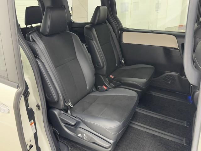 ノア ハイブリッドＳｉ　ダブルバイビー　ＬＥＤヘッドライト　クルコン　横滑り防止装置　メンテナンスノート　盗難防止システム　エアバッグ　アルミ　メモリ－ナビ　スマキー　Ｗエアコン　ＡＢＳ　ナビ＆ＴＶ　デュアルエアバッグ　ＥＴＣ　ＤＶＤ（17枚目）