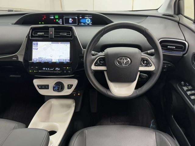 プリウス Ａプレミアム　ツーリングセレクション　横滑り防止機能　皮シート　運転席パワーシート　エアコン　１オナ　パワーウィンドウ　ナビ＆ＴＶ　アイドリングストップ　ＬＥＤライト　盗難防止装置　スマートキー＆プッシュスタート　キーレス　ＥＴＣ　ＡＢＳ（4枚目）