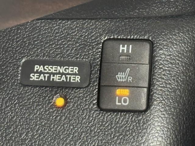 プリウス Ａプレミアム　ツーリングセレクション　横滑り防止機能　皮シート　運転席パワーシート　エアコン　１オナ　パワーウィンドウ　ナビ＆ＴＶ　アイドリングストップ　ＬＥＤライト　盗難防止装置　スマートキー＆プッシュスタート　キーレス　ＥＴＣ　ＡＢＳ（16枚目）