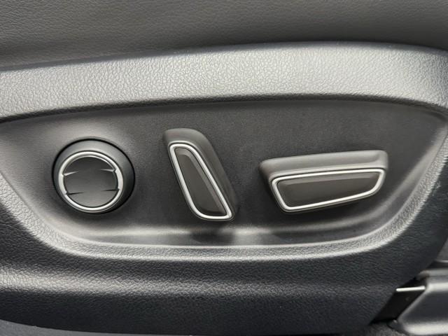 プリウス Ａプレミアム　ツーリングセレクション　横滑り防止機能　皮シート　運転席パワーシート　エアコン　１オナ　パワーウィンドウ　ナビ＆ＴＶ　アイドリングストップ　ＬＥＤライト　盗難防止装置　スマートキー＆プッシュスタート　キーレス　ＥＴＣ　ＡＢＳ（17枚目）