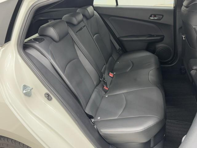 プリウス Ａプレミアム　ツーリングセレクション　横滑り防止機能　皮シート　運転席パワーシート　エアコン　１オナ　パワーウィンドウ　ナビ＆ＴＶ　アイドリングストップ　ＬＥＤライト　盗難防止装置　スマートキー＆プッシュスタート　キーレス　ＥＴＣ　ＡＢＳ（19枚目）