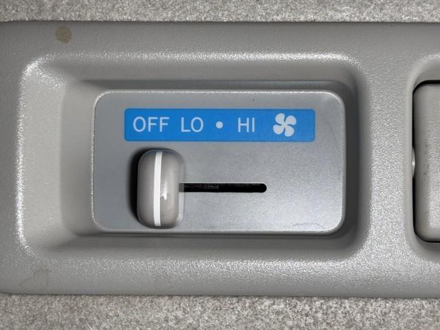 ハイエースバン ＤＸ　ＧＬパッケージ　リアエアコン　メモリナビ　ナビ＆ＴＶ　ワンセグＴＶ　バックモニター　横滑り防止装置　キーレスエントリー　エアコン　ＥＴＣ車載器　記録簿　パワステ　フロントパワーウインドウ　エアバック　セキュリティー（12枚目）