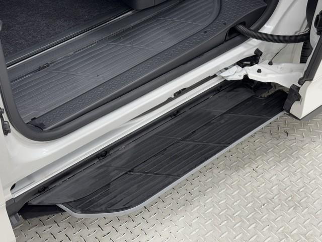 ヴォクシー ハイブリッドＳ－Ｚ　パワーウィンドウ　ＤＶＤ再生機能　インテリキー　横滑防止装置　地デジＴＶ　アクティブクルーズコントロール　１オナ　フルオートエアコン　リアカメラ　エアバッグ　ＡＢＳ　１００Ｖ充電　ナビＴＶ　ＷＡＣ（19枚目）