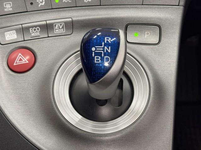 プリウス Ｓ　アイドリングストップ搭載　Ｂモニタ－　フルセグ地デジ　ＡＵＸ接続可　インテリキー　デュアルエアバック　エアＢ　イモビライザー　ＤＶＤ再生可能　ワンオーナー車　ナビＴＶ　ＡＵＴＯエアコン　横スベリ防止（12枚目）