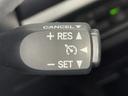 クルーズコントロール機能が付いています。 速度を設定するとアクセルを踏まなくても一定の速度で走ることができます。 高速道路ではとても便利な装置なんです。
