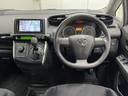 シックな色使いの運転席周りですね。すっきりとしたデザインで上品な色使いです。居心地の良い運転席、長く座ってられるリラックスできるデザインがいいですね。