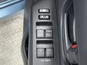 パワーウィンドウのスイッチですよ。 運転席に居ながら窓を開け閉めのコントロールできますよ。 ロック機能で、子供がイタズラして窓を開けるという事も無くなりますよ。